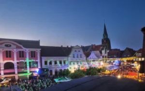Stadtfest Ahlen, Marktplatz am Abend mit vielen Menschen und festlicher Beleuchtung
